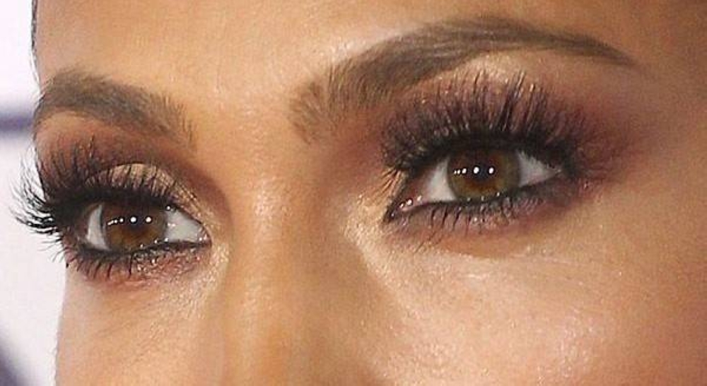 J.Lo estaría feliz con las mejores a la visión de sus hermosos y profundos ojos marrones.,image_description: