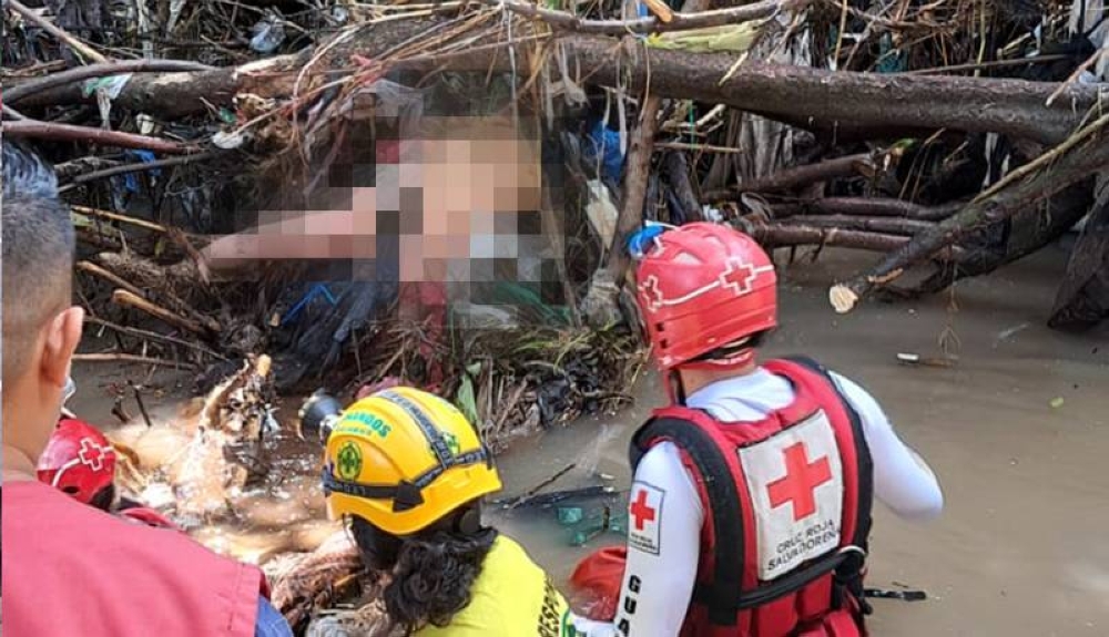 El cuerpo de la mujer fue encontrado en una quebrada en Santa Ana. / Cortesía Comandos de Salvamento.,image_description: