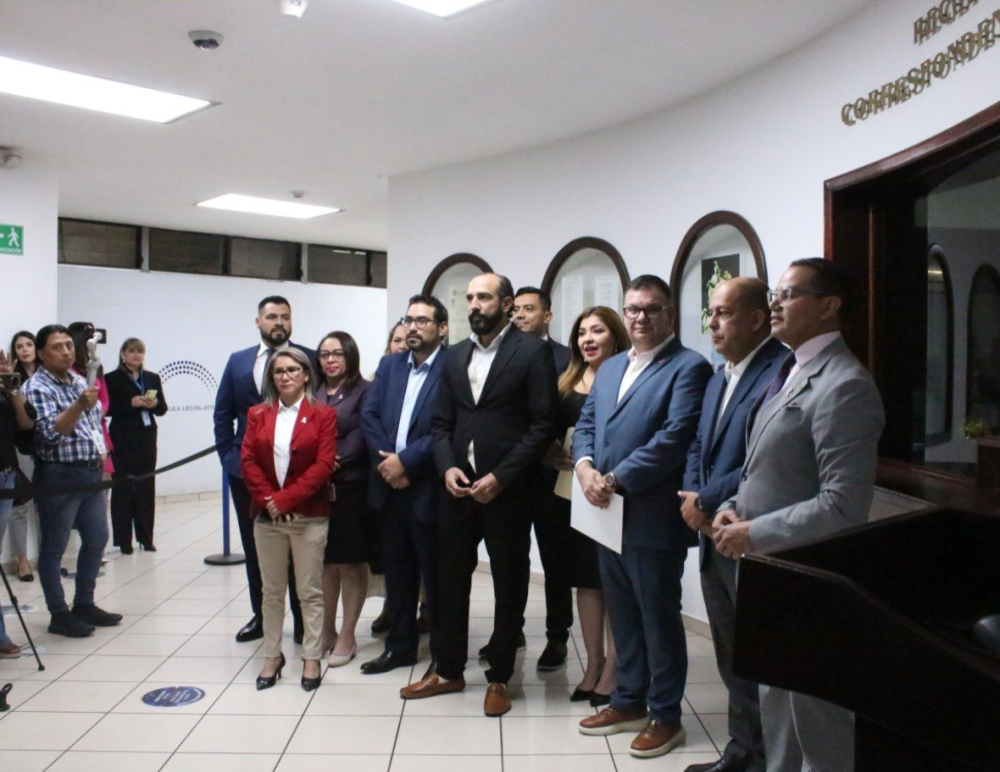 Junto a Casalco y Nuevas Ideas, Luis Rodríguez, director de la Opamss, presenta una reforma para incluir dos nuevos grandes municipios al AMSS. / Lisbeth Ayala.,image_description: