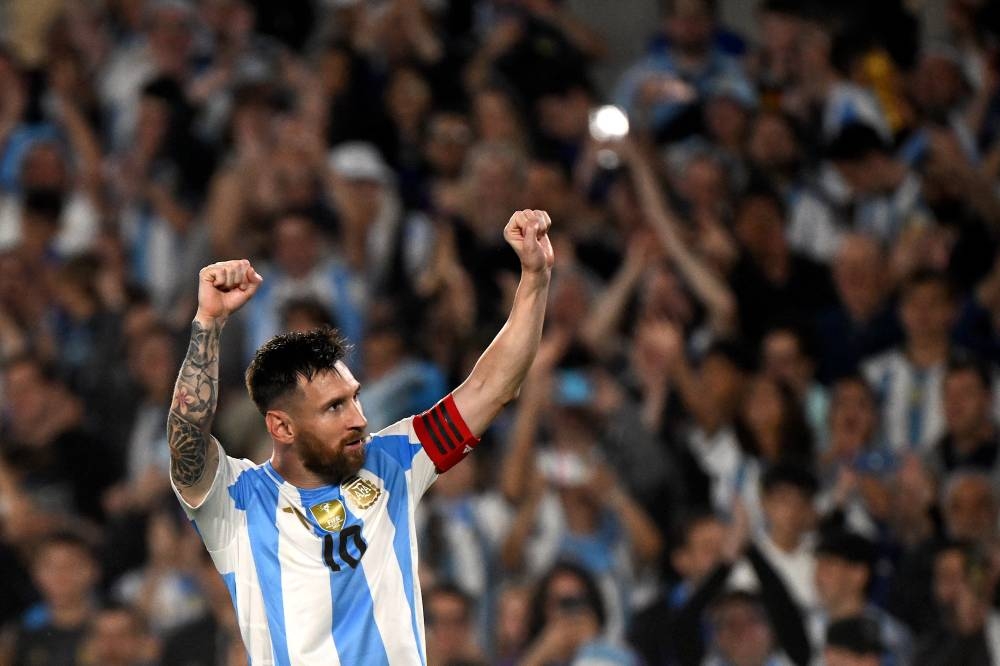 Lionel Messi celebra uno de sus tres goles a Bolivia. / AFP,image_description: