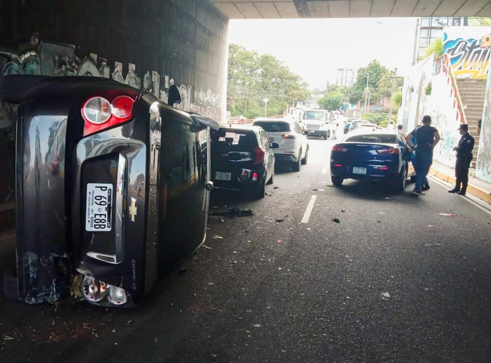 Uno de los vehículos volcó en el múltiple siniestro en la avenida Las Amapolas. / PNC,image_description: