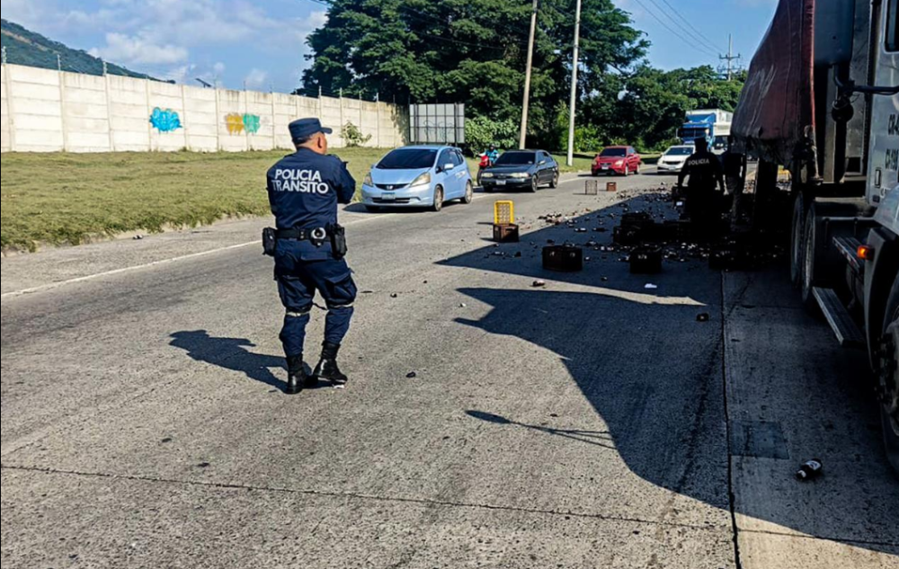 La Policía Nacional Civil PNC se hizo presente para controlar el tráfico en el lugar/ Foto tomada de la cuenta de X de PNC.,image_description: