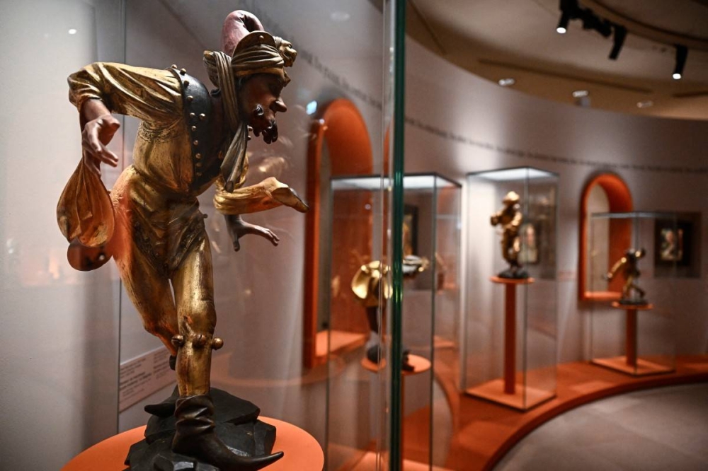 Figures du Fou en el Louvre Museum de París. Photo by JULIEN DE ROSA / AFP,image_description: