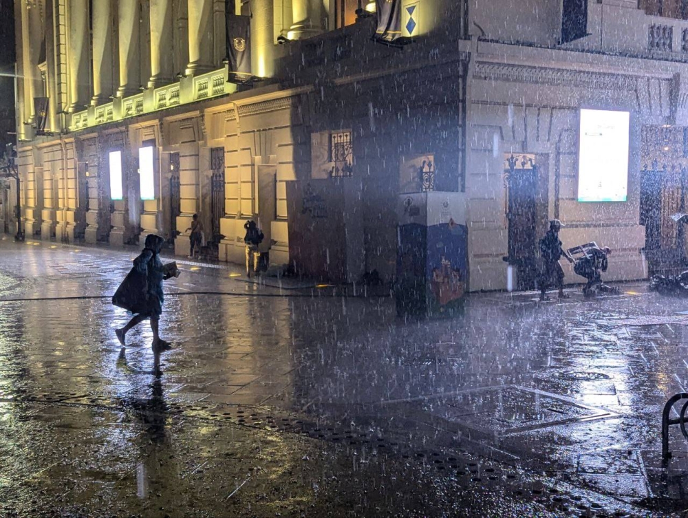 Las lluvias se pueden extender a la zona central de San Salvador durante la noche. / Juan Martínez. ,image_description: