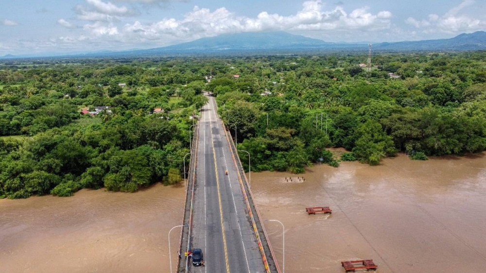 La carretera Litoral sobre el río Lempa. /DEM,image_description: