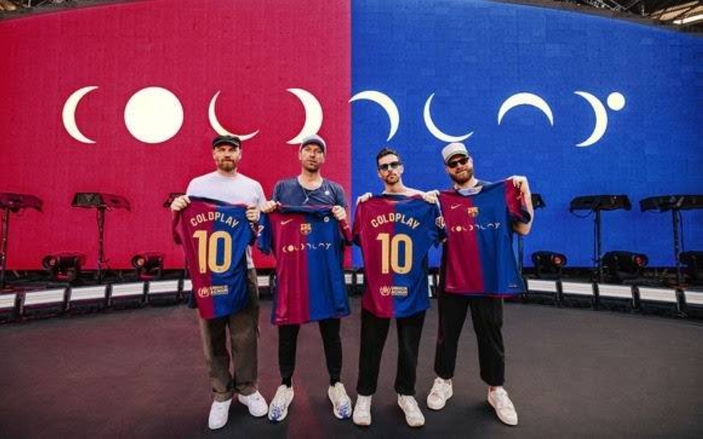 La banda de música Coldplay posa con las camisetas del FC Barcelona con su logo en el pech, que serán usadas en el primer Clásico de la temporada 2024/25. /EP.nnREMITIDA / HANDOUT por FCBnFotografía remitida a medios de comunicación exclusivamente para ilustrar la noticia a la que hace referencia la imagen, y citando la procedencia de la imagen en la firman17/10/2024,image_description:Fútbol. El Baru00e7a llevará a la banda Coldplay en la camiseta del Clásico