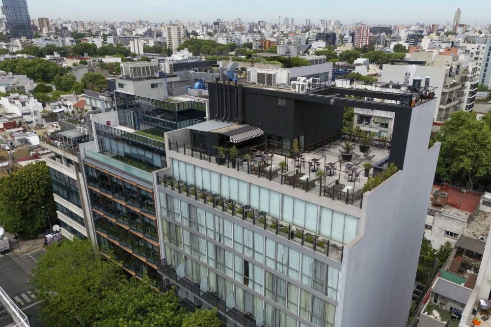 Vista aérea del hotel donde murió el cantante británico Liam Payne en Buenos Aires, tomada el 17 de octubre de 2024. Luis ROBAYO / AFP