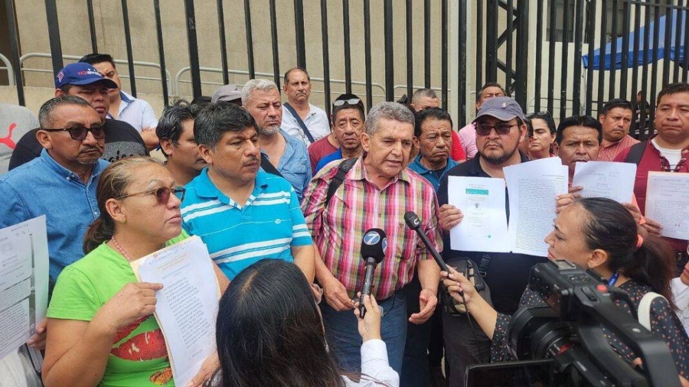 Líder del magisterio Joviel Acevedo, padrastro de Gustavo Manuel De León Palma. / Tomada de TVGT Noticias de Guatemala. ,image_description: