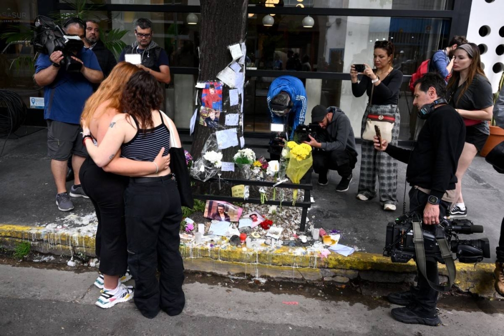 
Fans de Liam y One Direction rinden tributo frente al hotel de la tragedia, en Buenos Aires hotel. Photo by Luis ROBAYO / AFP