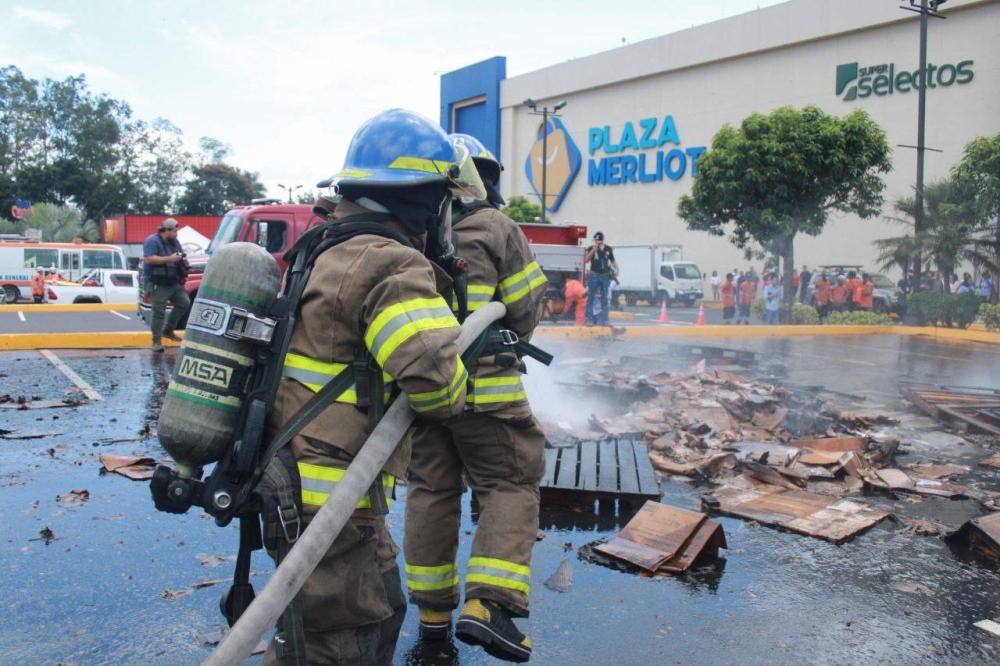 El simulacro se hizo en el centro comercial Plaza Merliot de Santa Tecla. / Alexander Montes. 