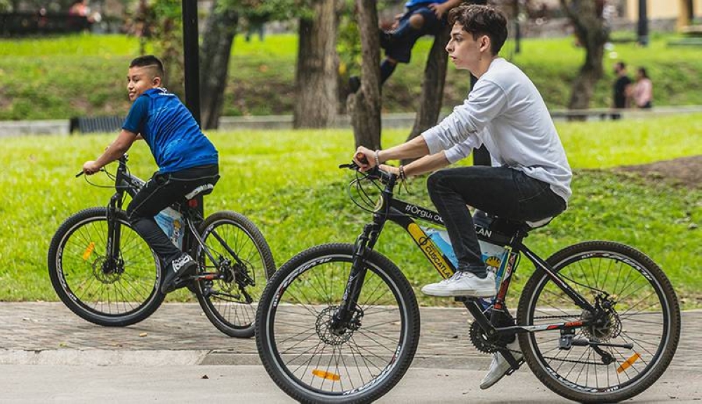 El parque Cuscatlán tiene a disposición bicicletas mecánicas para generar ingresos en el parque. / Cortesía Parque Cuscatlán. ,image_description: