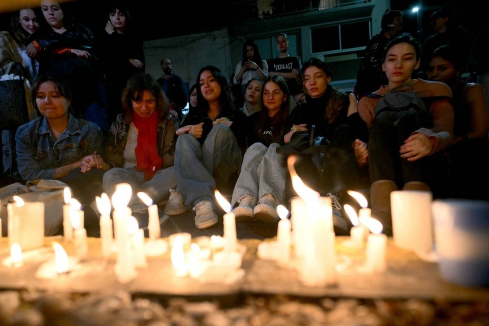 Fans de Liam Payne en Buenos Aires, la noche de este miércoles. Photo by Luis ROBAYO / AFP