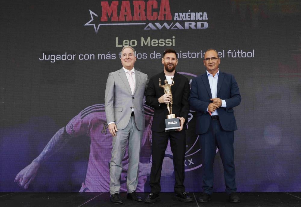 El presidente del Inter Miami CF, Jorge Mas el futbolista argentino Leo Messi con el trofeo MARCA América Award, y el director del diario, Juan Ignacio Gallardo. / Europa PressnnREMITIDA / HANDOUT por CHEMA REYnFotografía remitida a medios de comunicación exclusivamente para ilustrar la noticia a la que hace referencia la imagen, y citando la procedencia de la imagen en la firman17/10/2024,image_description:El presidente del Inter Miami CF, Jorge Mas el futbolista argentino Le
                            </a>
                        </div>
                        <div class=