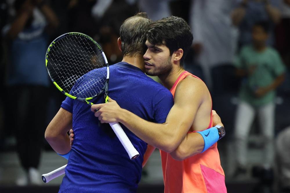 El abrazo entre Rafael Nadal y Carlos Alcaraz en Riad. / AFP,image_description:Tennis: 6 Kings Slam exhibition tournament