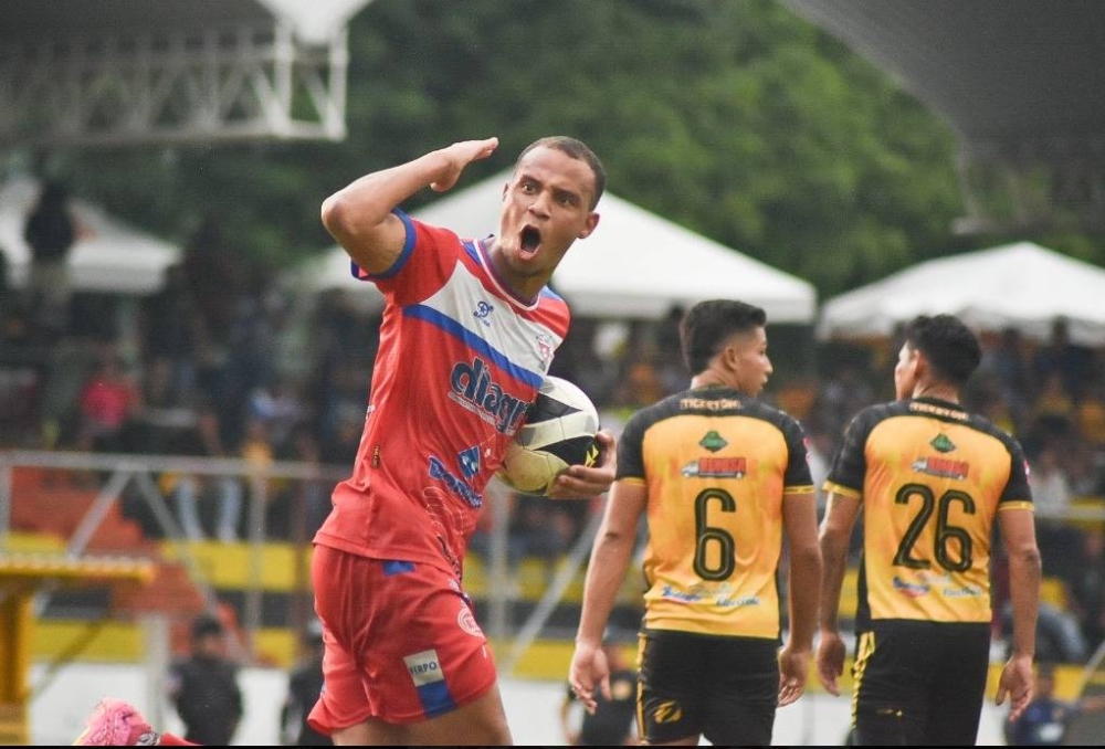 La celebración de Souza, tras el primer gol. / Firpo,image_description: