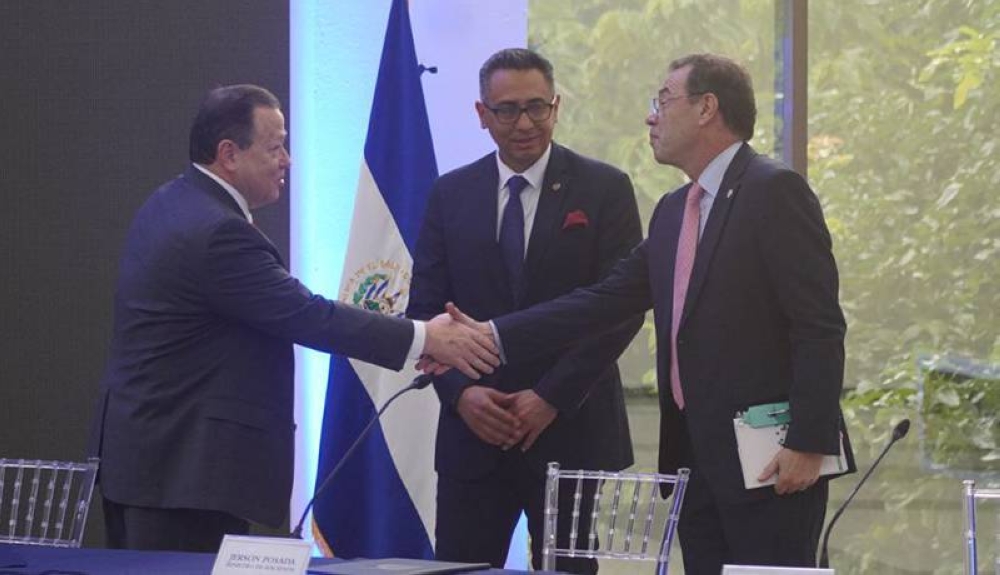 William Duncan, embajador de EEUU en El Salvador, junto con el ministro de Hacienda, Jerson Posada Molina, y el representante del CAF en El Salvador, Óscar Avalle. /Francisco Valle,image_description: