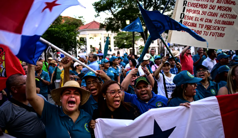 Los trabajadores participan en una marcha contra la reforma del sistema de pensiones en la ciudad de Panamá el 17 de octubre de 2024/ Foto Martín Bernetti AFP.,image_description: