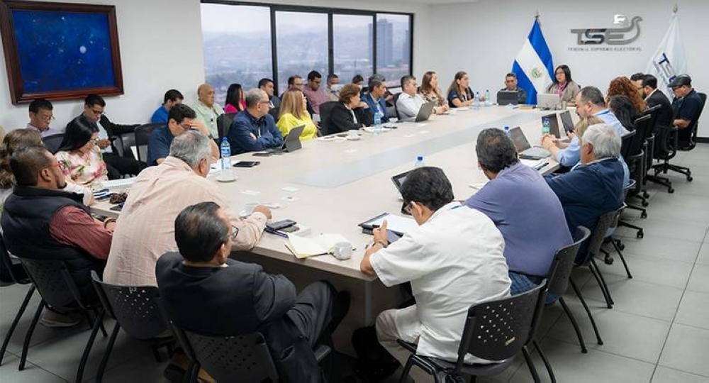 Jefes y directores de unidades del Tribunal Supremo Electoral en reunión con la expresidenta, Dora de Barahona. / TSE.,image_description: