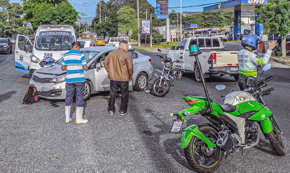 Un hombre de 39 años resultó lesionado tras un accidente de tránsito en el bulevar del ejército/ Foto cortesía SEM.,image_description: