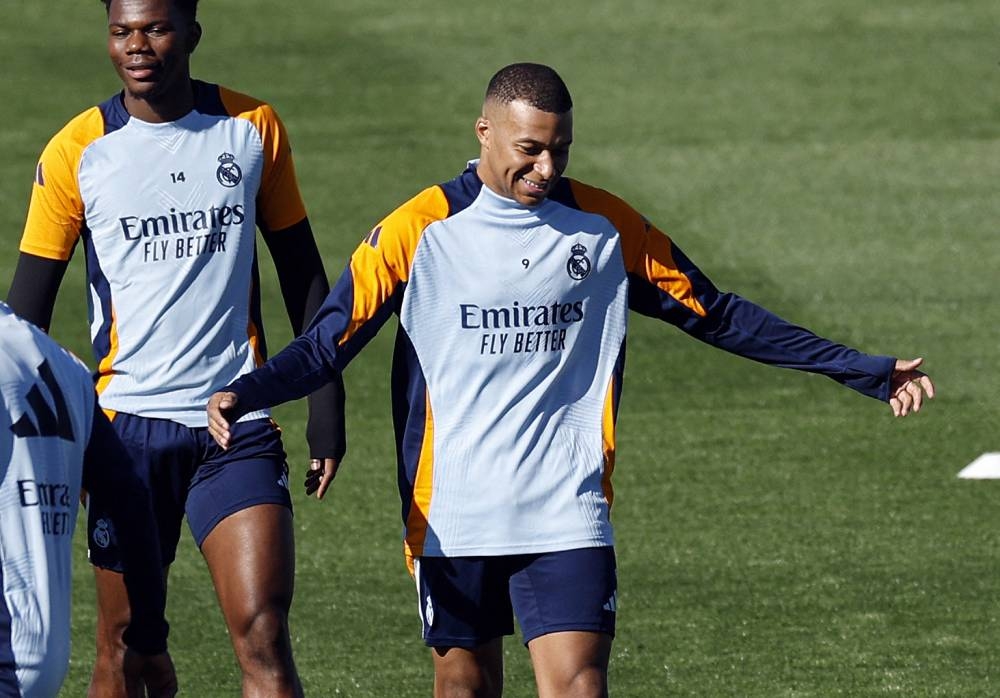 El delantero francés del Real Madrid, Kylian Mbappé, hace un gesto mientras asiste a una sesión de entrenamiento en las instalaciones de entrenamiento del club en Valdebebas, en las afueras de Madrid, el 18 de octubre de 2024. Foto de OSCAR DEL POZO / AFP.,image_description: