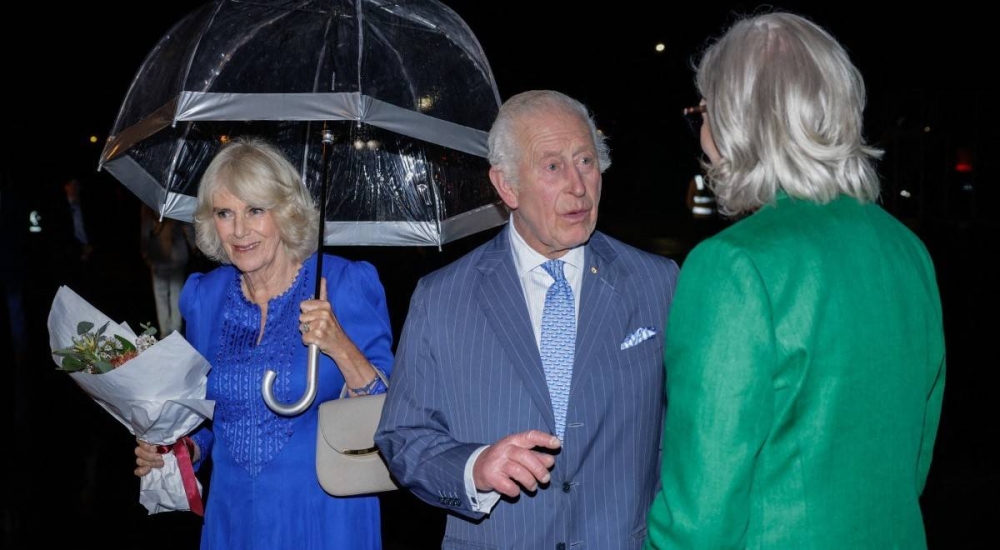 El rey Carlos III junto a su esposa Camila izq. y la gobernadora Sam Mostyn. Photo by Brook Mitchell / POOL / AFP,image_description: