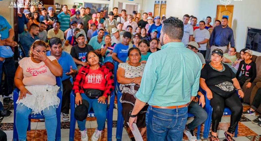 El alcalde de San Miguel Centro, Alexander Torres, se reuniou0301 con vendedores para desarrollar el plan de reordenamiento. / ALEXTORRES_SMC,image_description: