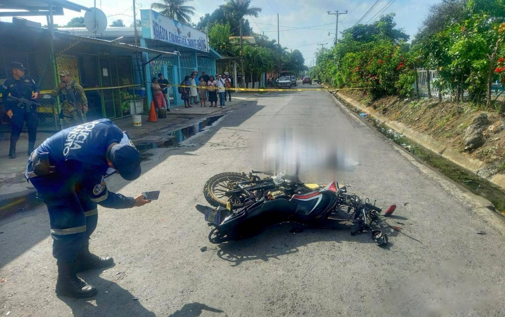 El accidente donde el motociclista perdió la vida ocurrió sobre el kilómetro 1 de la carretera que conduce de San Luis Talpa hacia la playa Las Hojas, en La Paz./  PNCn,image_description: