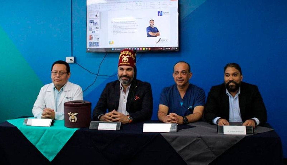 De izquierda a derecha: Dr. Werner Heriberto Rosales López, subdirector del Hospital Bloom Lic. Juan Carlos Otaegui, presidente de Shriners El Salvador Odir Amaya,, Dr. Ortopedia Pediatra  Dr. Cirujano de Columna: Carlos Rodríguez. / Daniela Alegría ,image_description: