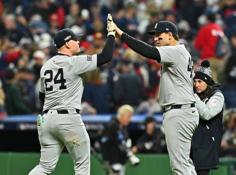 Anthony Rizzo de los Yankees de Nueva York y Alex Verdugo celebran después de que su equipo derrotó a los Guardianes de Cleveland, 86, en el cuarto juego de la Serie de Campeonato de la Liga Americana en Progressive Field el 18 de octubre de 2024 en Cleveland, Ohio. /AFP,image_description:Championship Series  New York Yankees v Cleveland Guardians  Game 4