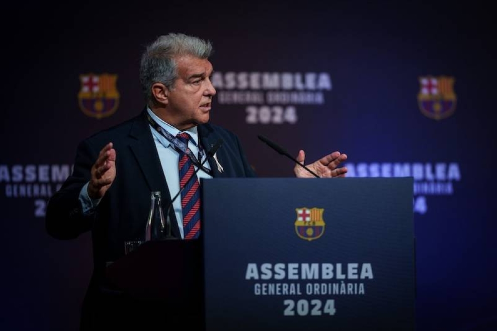 El presidente del FC Barcelona, Joan Laporta, en su discurso inicial en la Asamblea General Ordinaria 2024 del club blaugrana./EPnnREMITIDA / HANDOUT por FCBnFotografía remitida a medios de comunicación exclusivamente para ilustrar la noticia a la que hace referencia la imagen, y citando la procedencia de la imagen en la firman19/10/2024,image_description:Fútbol. Joan Laporta: Estamos luchando contra todos y contra todo