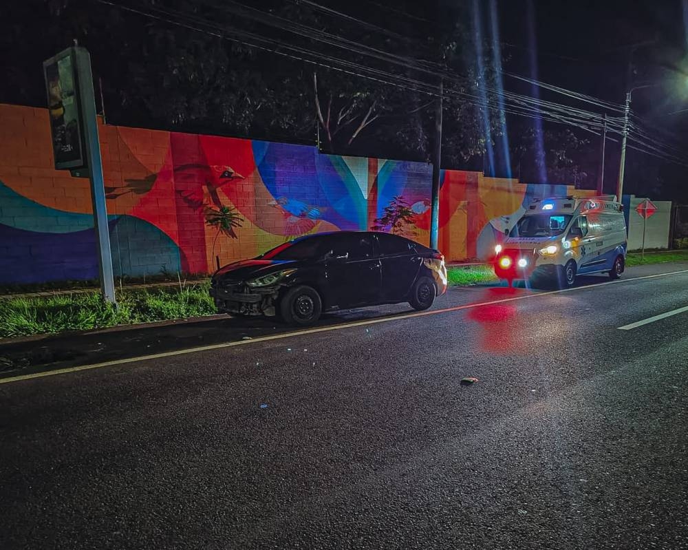 El siniestro se reportó esta madrugada sobre la avenida Jerusalén en San Salvador.,image_description: