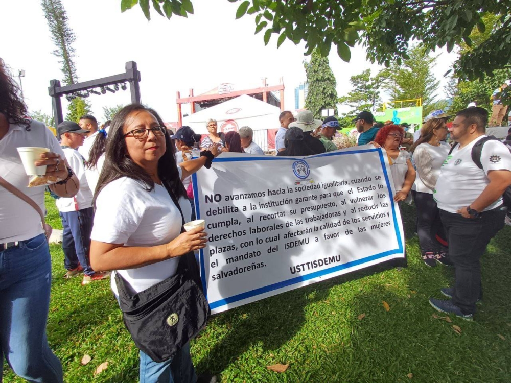 Los asistentes se concentraron en la plaza al Divino Salvador del Mundo.  / Francisco Valle.