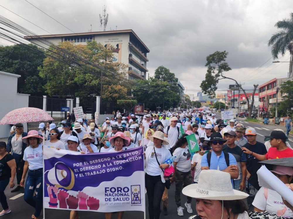 Los asistentes marchan para exigir al gobierno que no congele el escalafón de salud y educación. / Cortesía.,image_description: