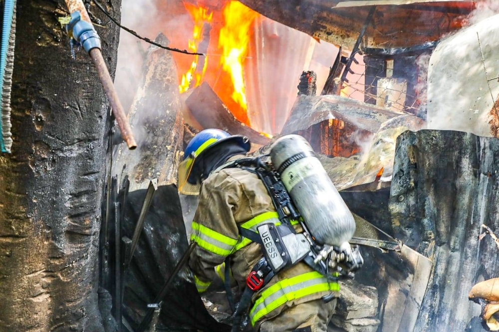 El incendio consumió estructuras de madera, lámina y un taller. / BomberosSV,image_description: