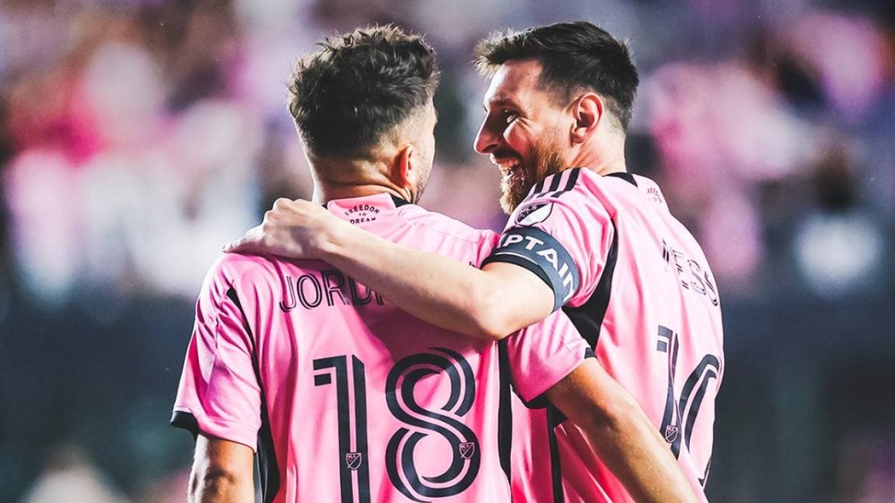 Messi celebra junto a Jordi Alba uno de sus tres goles. ,image_description: