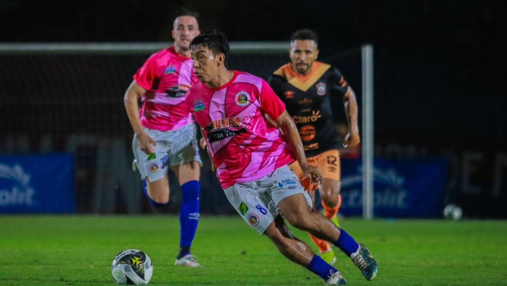 Una acción del clásico nacional disputado en Santa Ana. / CD FAS,image_description: