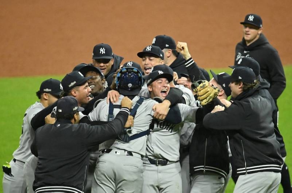 Los Yankees de Nueva York celebran después de vencer a los Guardianes de Cleveland 52 en 10 entradas para ganar el quinto juego de la Serie de Campeonato de la Liga Americana en Progressive Field el 19 de octubre de 2024 en Cleveland, Ohio./AFP,image_description:Championship Series  New York Yankees v Cleveland Guardians  Game 5