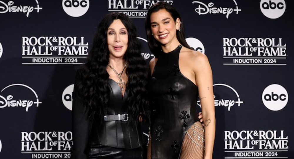 Cher posa junto a Dua Lipa, durante la ceremonia de inducción al Salón de la Fama del Rock  Roll 2024 en Cleveland, Ohio./AFP,image_description: