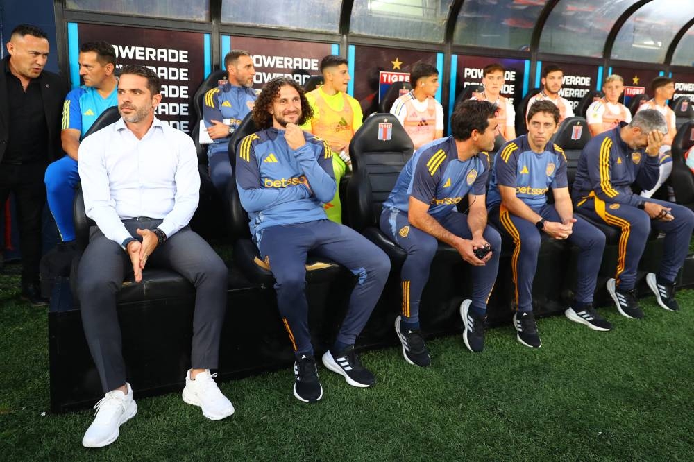 Fernando Gago y su cuerpo técnico en el debut. Perdió con Tigre en su primer juego. / AFP,image_description: