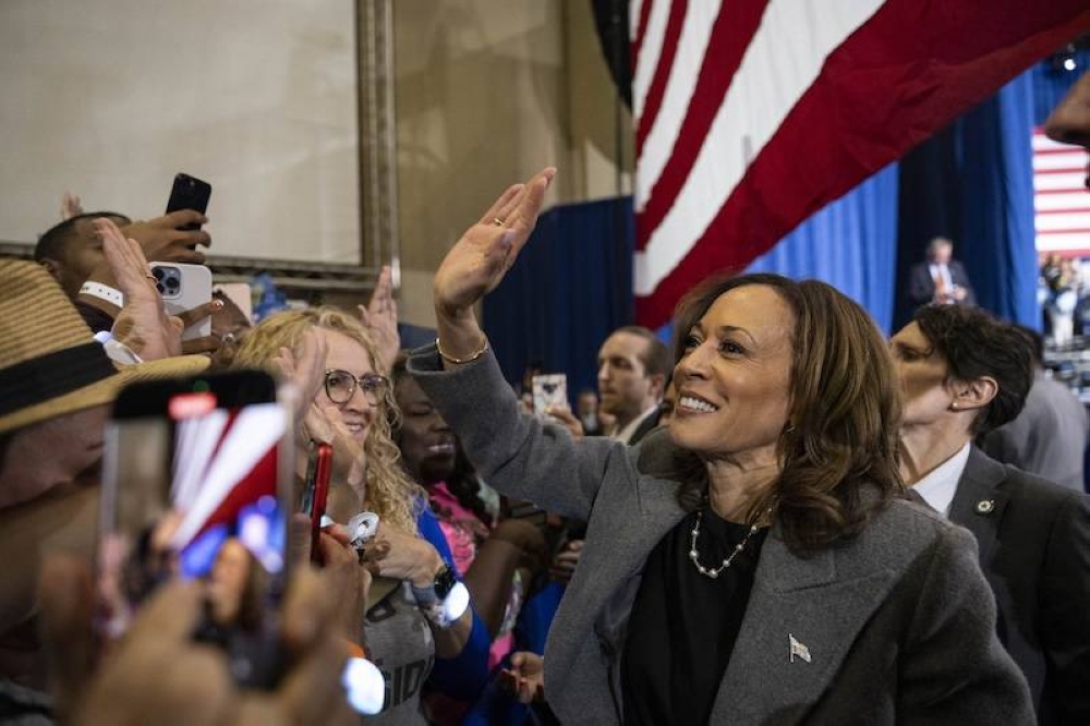 La vicepresidenta estadounidense y candidata presidencial demócrata, Kamala Harris, saluda a sus simpatizantes en  Lakewood Amphitheatre en Atlanta, Georgia./AFP ,image_description:Democratic presidential nominee Vice President Kamala Harris holds election campaign event