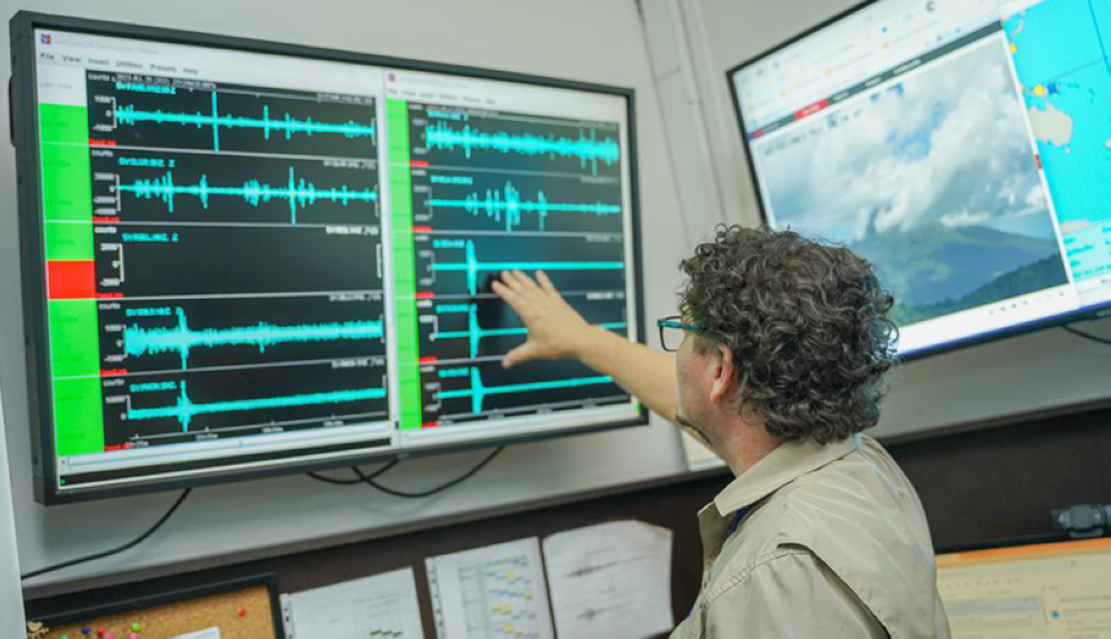 Experto del Observatorio de Amenazas y Recursos Naturales monitorea el registro de sismos a nivel nacional. / Marn,image_description: