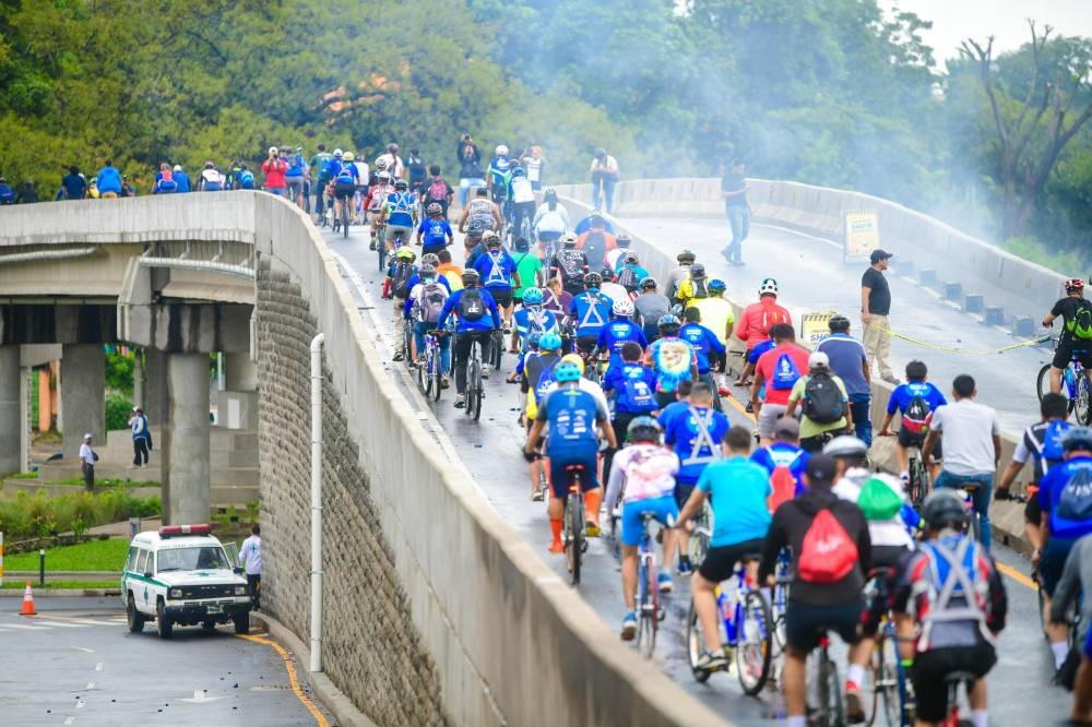 Más de 1,000 ciclistas participaron en la pedaleada en Santa Ana. / MOP. ,image_description: