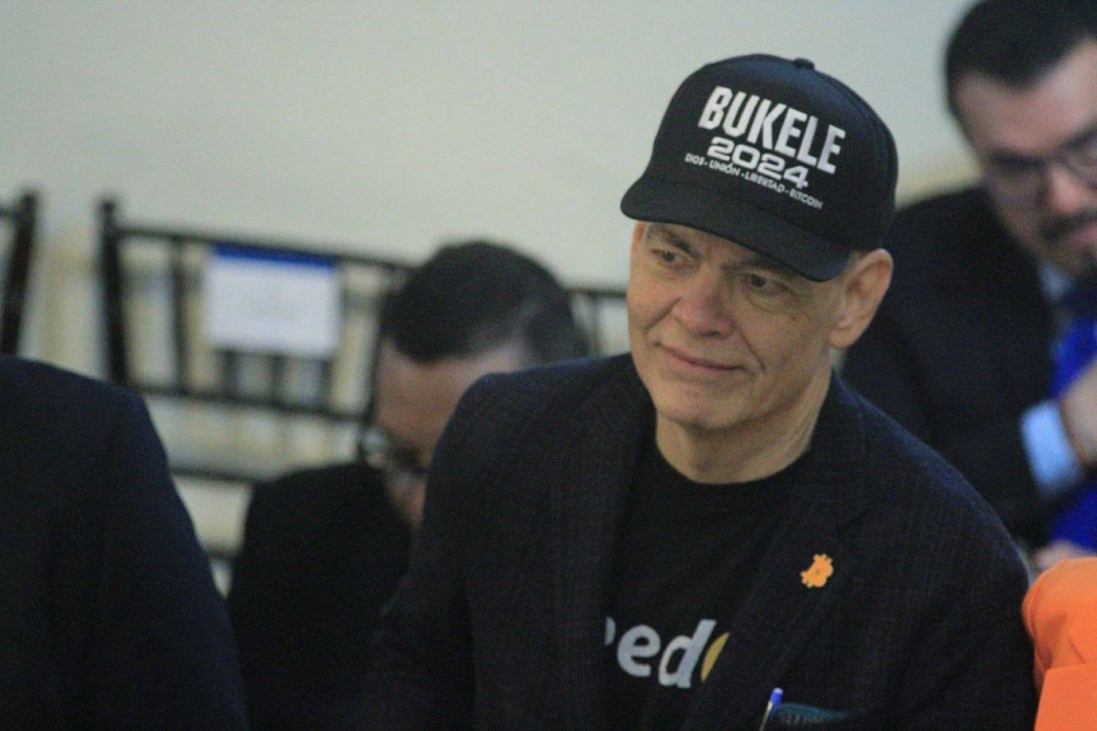 Max Keiser, un promotor del bitcoin, reside en El Salvador y es asesor presidencial en la criptomoneda. ,image_description: