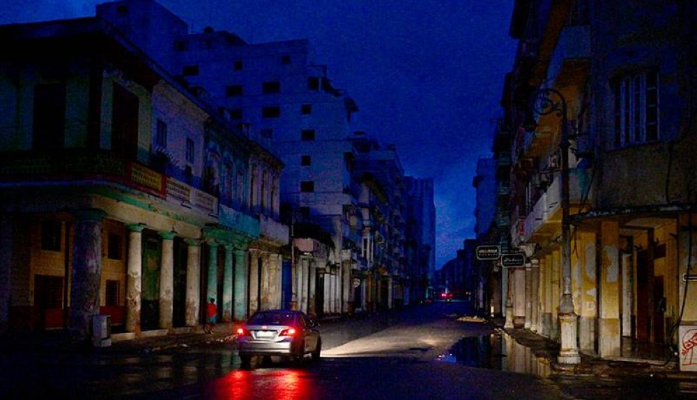 El apagón comenzó poco antes del mediodía del viernes por la parada de la central termoeléctrica Antonio Guiteras de Matanzas. / AFP,image_description: