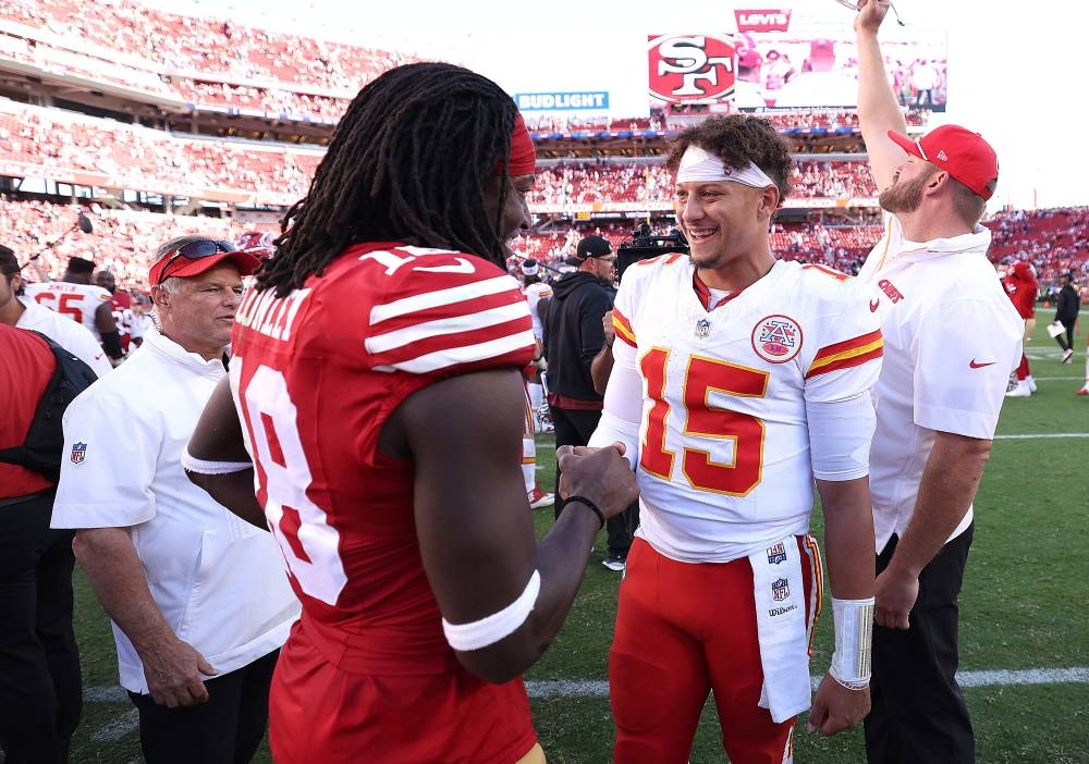 Patrick Mahomes, Kansas City Chiefs, y Chris Conley, de San Francisco 49ers. / AFP,image_description:Kansas City Chiefs v San Francisco 49ers