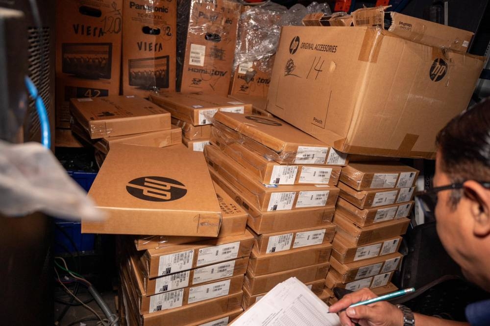 Laptops usadas para el proceso electoral en una de las bodegas de la DOE. / @CortedeCuentas