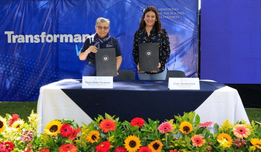 Viceministra Portal junto a la ministra de Desarrollo Local, María Navarrete. / Cancillería de El Salvador.