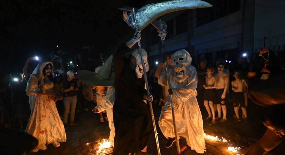 La Calabiuza y el Día de Brujas Halloween tienen algunas similitudes, aunque también diferencias significativas debido a sus orígenes culturales distintos.,image_description: