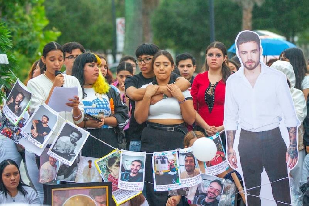 Fans del fallecido cantante británico Liam Payne se reúnen para rendirle homenaje en la explanada de la macroplaza de Monterrey, el domingo 20 de octubre. Payne murió el 16 de octubre por politraumatismos y hemorragias internas y externas tras caer del balcón de su habitación en el hotel Casa Sur, en el centro de Buenos Aires, Argentina, según constató una autopsia./AFP,image_description: