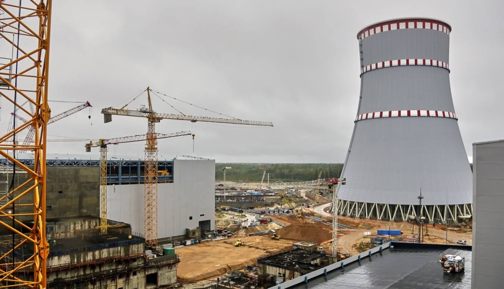 La construcción de una plata de energía nuclear. Grúas en el fondo de la torre de enfriamiento. / Imagen de ilustración.,image_description: